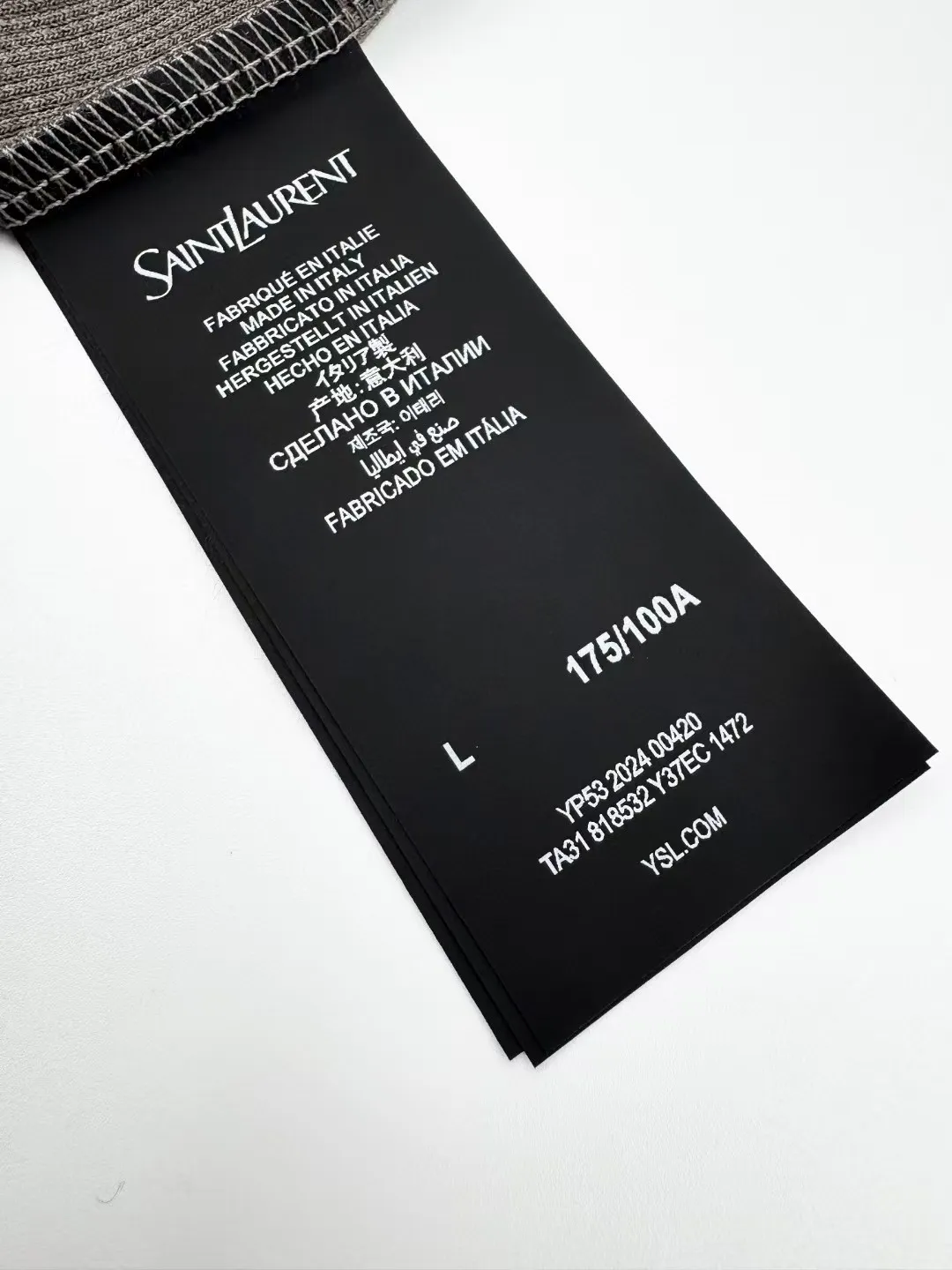 P160SaintLaurent logo embroidered vest Customized Dream Yayun ribbed cotton Delicate texture Comfortable and close to the skin Interpretation of elegance with pure black color The iconic YSL logo embroidery is vivid on the clothing Low-key but eye-catching Highlighting the unique identity and charm Highlighting the shoulder lines Feeling the confidence from the inside out Process 1: Using imported machine embroidery technology Using advanced computer control systems and sophisticated mechanical components to achieve YSL logo embroidery operations with high precision and smooth and delicate lines Process 2: The fabrics have been washed and have a better hand feel. Not easy to deform, not easy to shrink, not easy to fade, and maintain long-term beauty. Accessories: Customized 1:1 YSL trademark Size: XS S M L